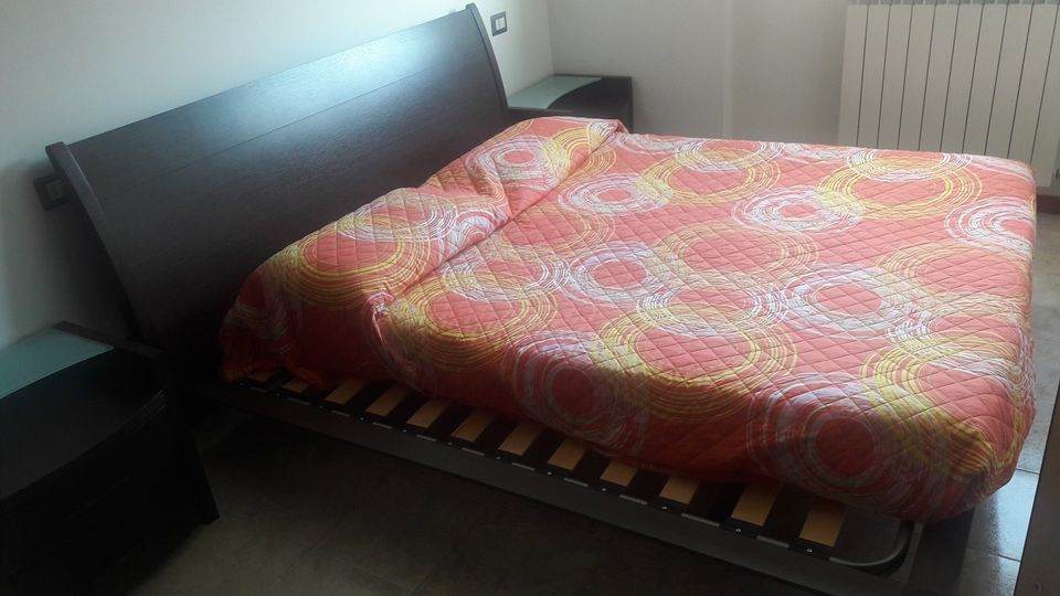 Foto 2Camera da letto completa a Settimo Milanese, in legno