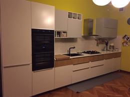 Cucina lineare completa di elettrodomestici
