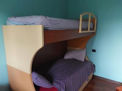 Letto a castello con meccanismo per abbassare quello superio