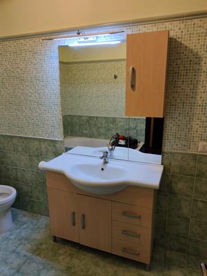 Regalo mobile bagno con specchio e lavabo