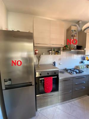 Cucina con elettrodomestici