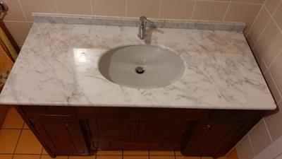 Mobile bagno in legno e marmo