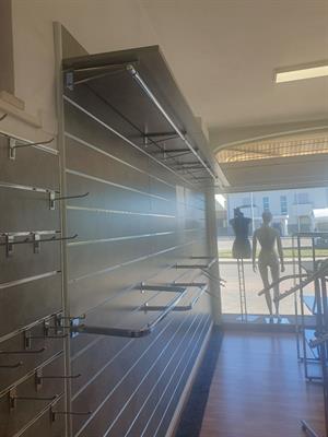 Arredamento Negozio Abbigliamento, come nuovo, in legno - Foto 2