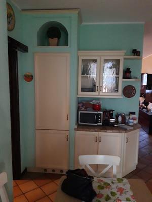 Cucina arredata con elettrodomestici