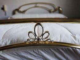 Comò in legno pregiato, completo di specchio e cornice letto