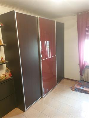 Armadio ante scorrevoli e 2 comodini, color wengé, in legno - Anteprima 1