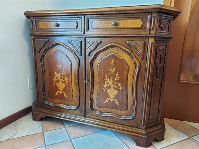 Mobile in legno stile classico con ante intarsiate - Anteprima 1