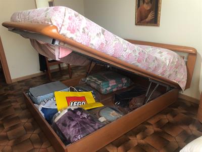 Letto matrimoniale con cassettiera vano