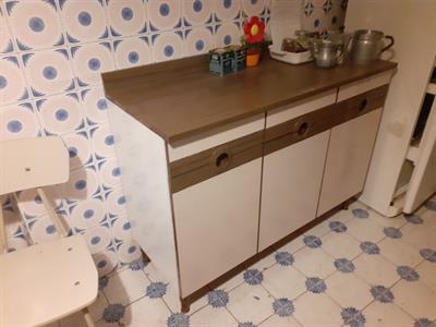 Cucina: mobili legno laminato con elettrodomestici
