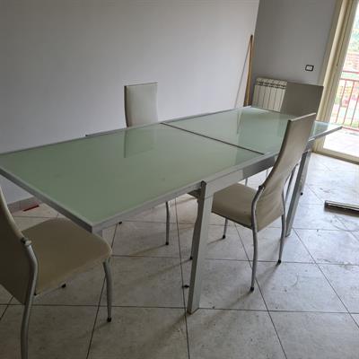 Tavolo allungabile completo di sedie