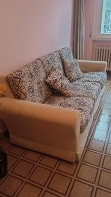 Divano a tre posti color beige
