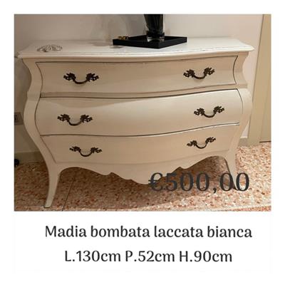 Madia bombata in legno laccato bianco