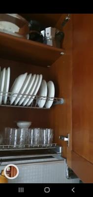 Cucina con elettrodomestici
