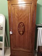 Armadio intarsiato con ripiani