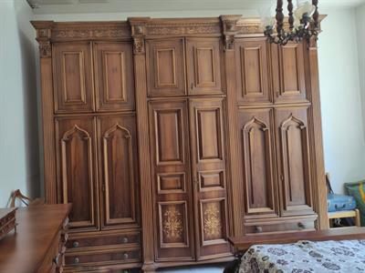 Armadio in legno massello usato