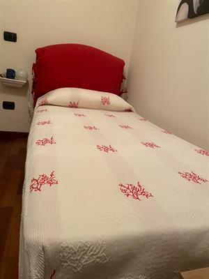 Letto in tessuto con rete doghe e materasso