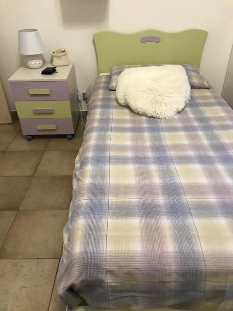 LETTO 1 PIAZZA CON COMODINO, in legno