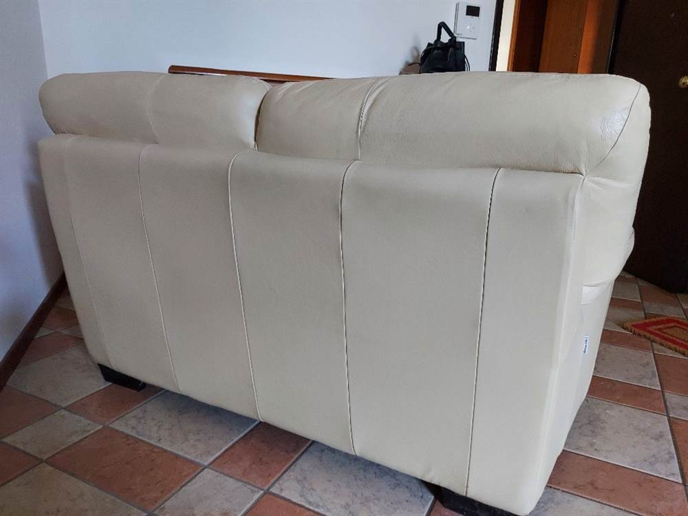 Foto 2 Divano due posti in pelle color panna, ottimo stato