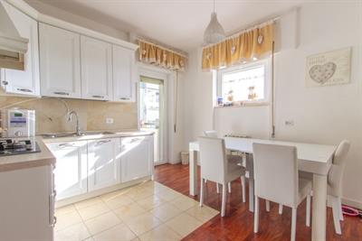 Cucina angolare chiara usata