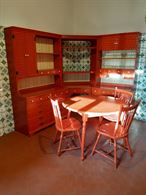 Credenza con tavolo e sedie
