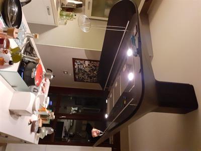 Cucina in legno e marmo spazzolato