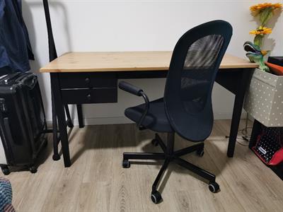 Scrivania e sedia da ufficio