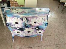 Como comodini decorati e cassettiera bianca laccata