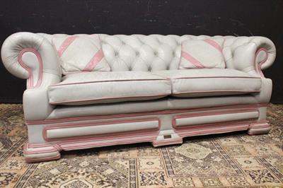 Divano Chesterfield Dellbrook 3 posti in pelle bianco e rosa, modello club - Foto 5