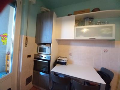 Cucina bianca e grigia