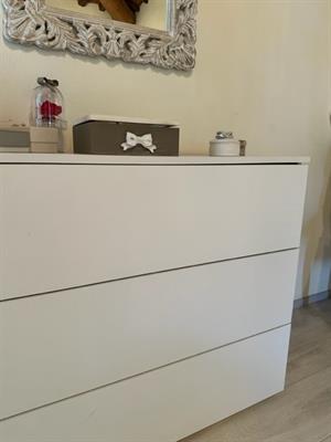 Comò in legno bianco