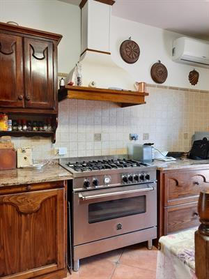 Cucina massello con piano in Granito Ivory Brown