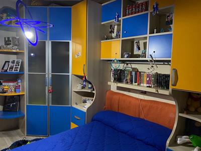 Cameretta con letto a cassettone