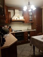 Cucina angolare con cappa a vista