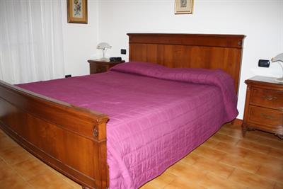 Camera da letto in noce massello