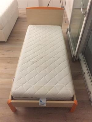 Letto, Comò, comodino, sedia con ruote