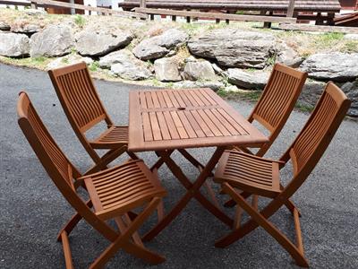 Set tavolo e sedie da giardino