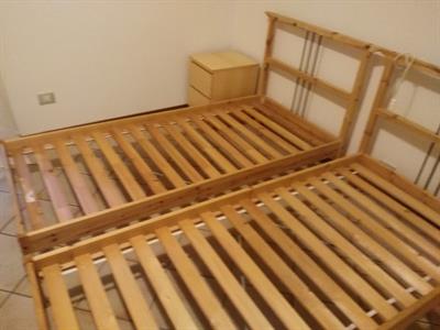 2 LETTI USATI IKEA, color pino chiaro, in ottime condizioni - Anteprima 1