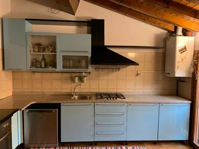Cucina lineare con piano in marmo granito