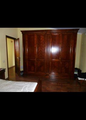 Armadio 2 stagioni noce massello, con comodini e letto.