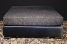 Pouf in tessuto grigio e pelle nera