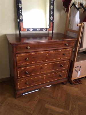 Comò in legno scuro intarsiato