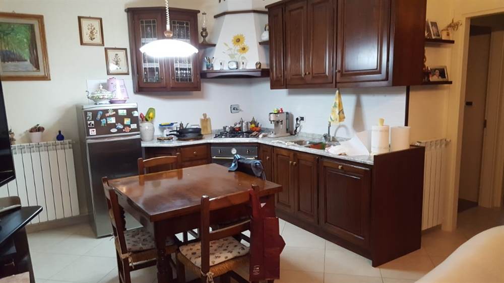 Cucina interamente in castagno massello