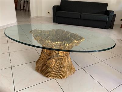 Due eleganti tavolini in cristallo con base dorata
