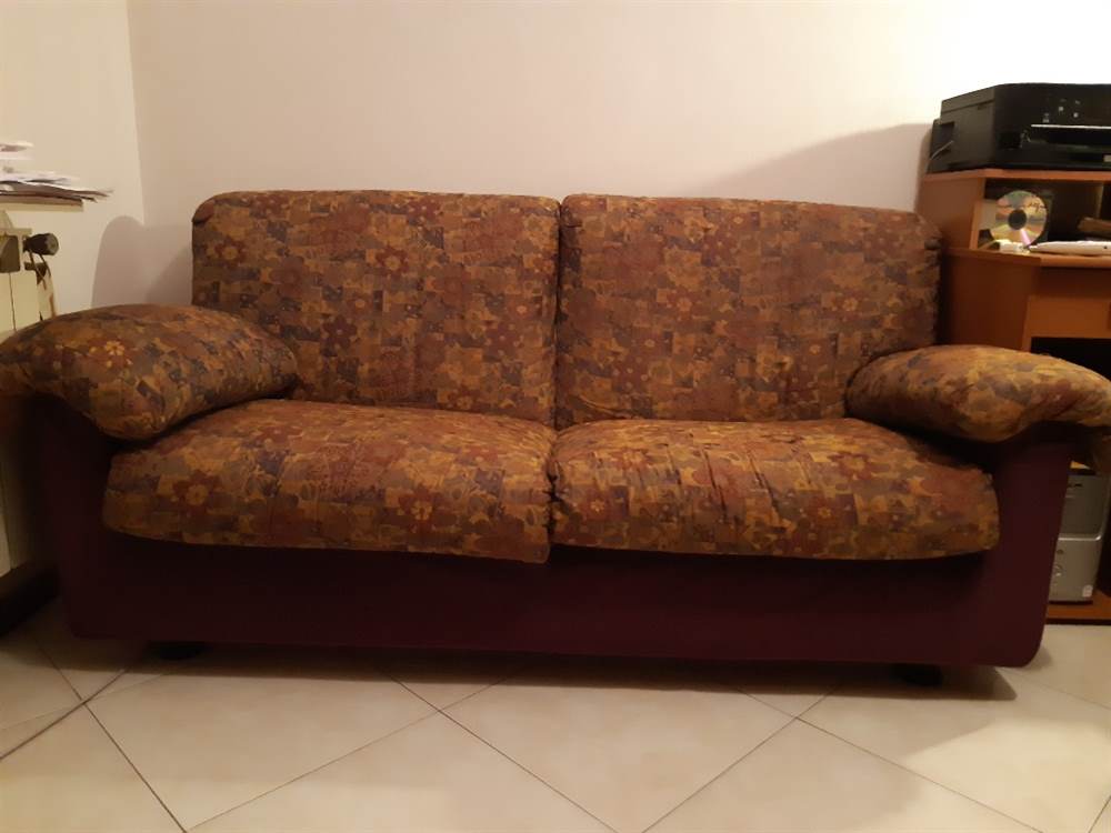 Divano usato 2 posti comodo marca ADILE