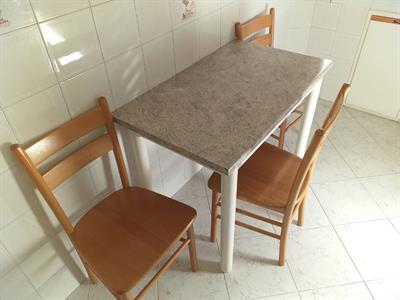 Tavolo da cucina con sedie
