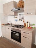 Cucina completa con frigorifero libera