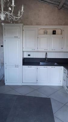 Cucina completa con elettrodomestici in legno massello