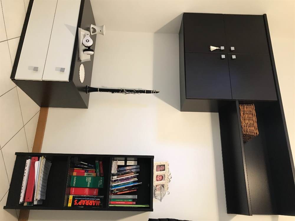 Parete attrezzata con piccola libreria