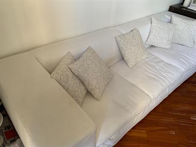 Divano bianco in piuma d’oca