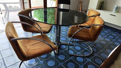 Tavolo con sedie di design